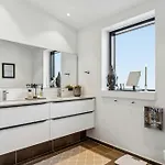 別荘 Modern House With Sea Views At Bjornsknude